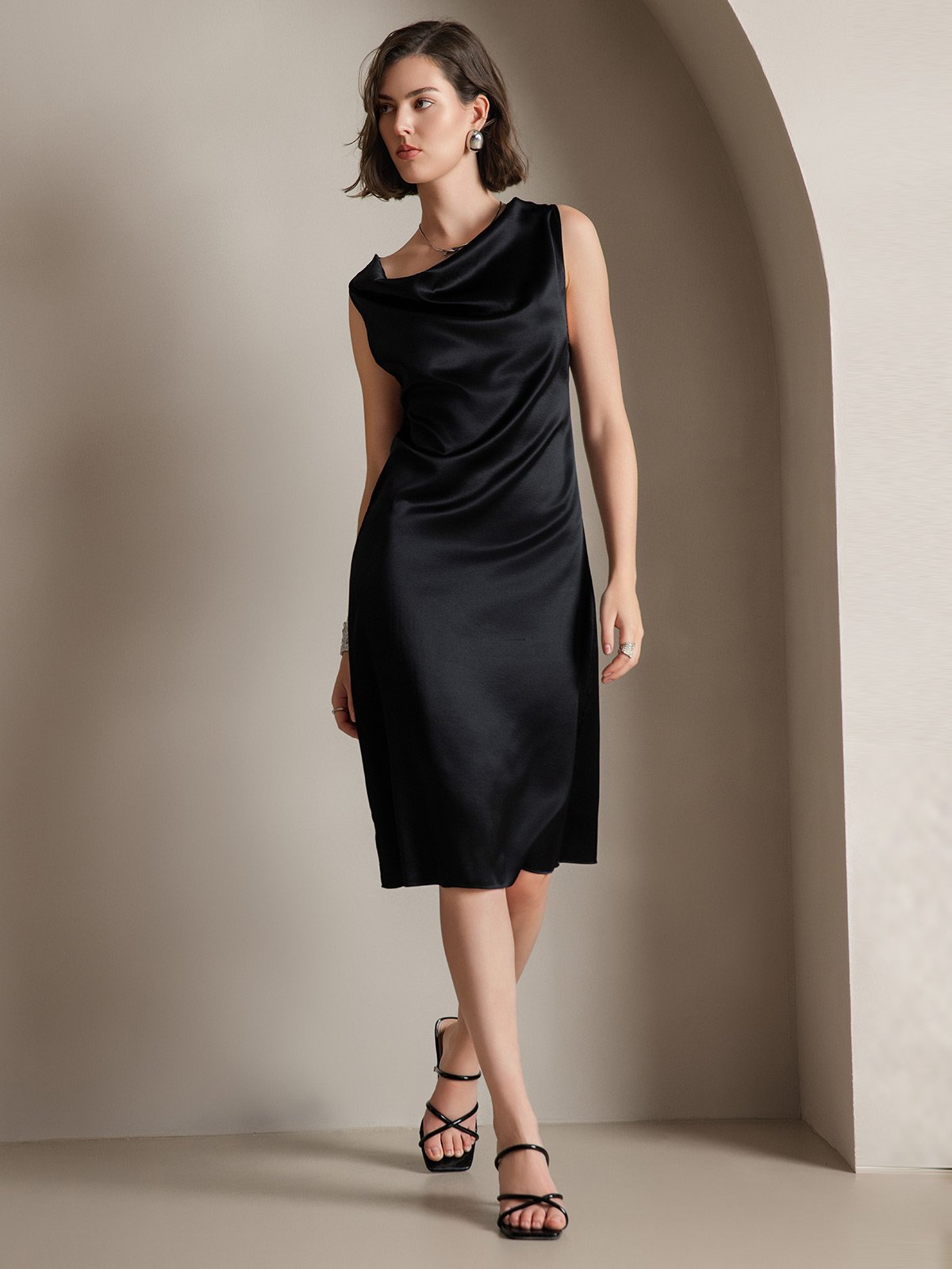 19Momme Robe sans manches en soie élégante à col bénitier 19Momme Robe sans manches en soie élégante à col bénitier
