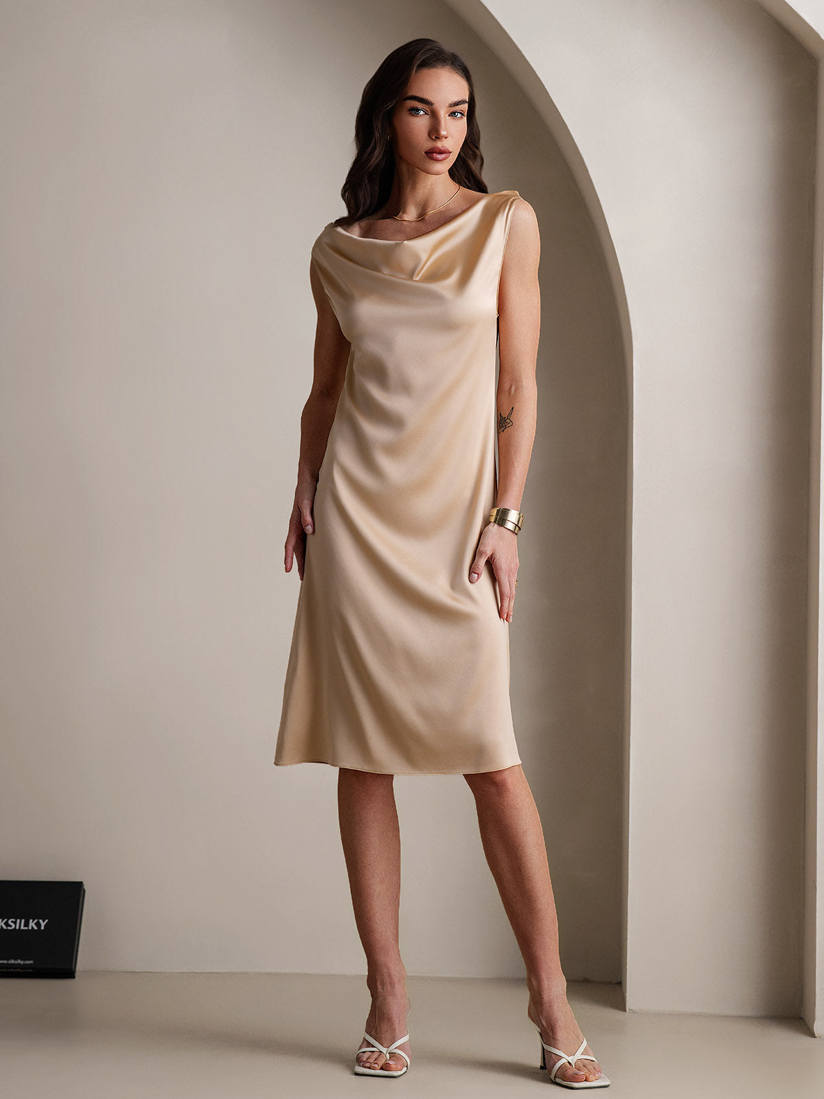19Momme Robe sans manches en soie élégante à col bénitier 19Momme Robe sans manches en soie élégante à col bénitier