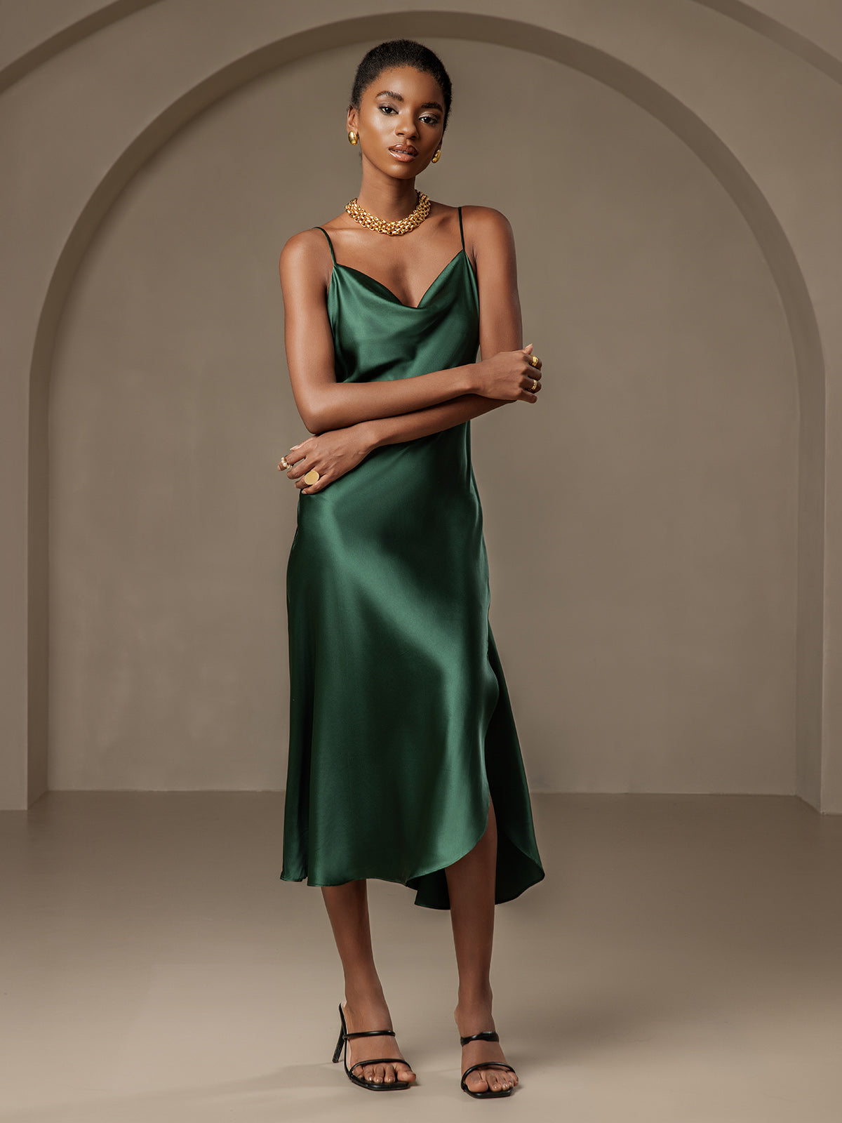 Robe longue en soie pure avec bretelles spaghetti et fente Robe longue en soie pure avec bretelles spaghetti et fente