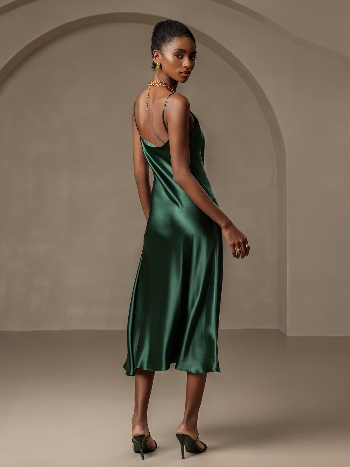 Robe longue en soie pure avec bretelles spaghetti et fente Robe longue en soie pure avec bretelles spaghetti et fente