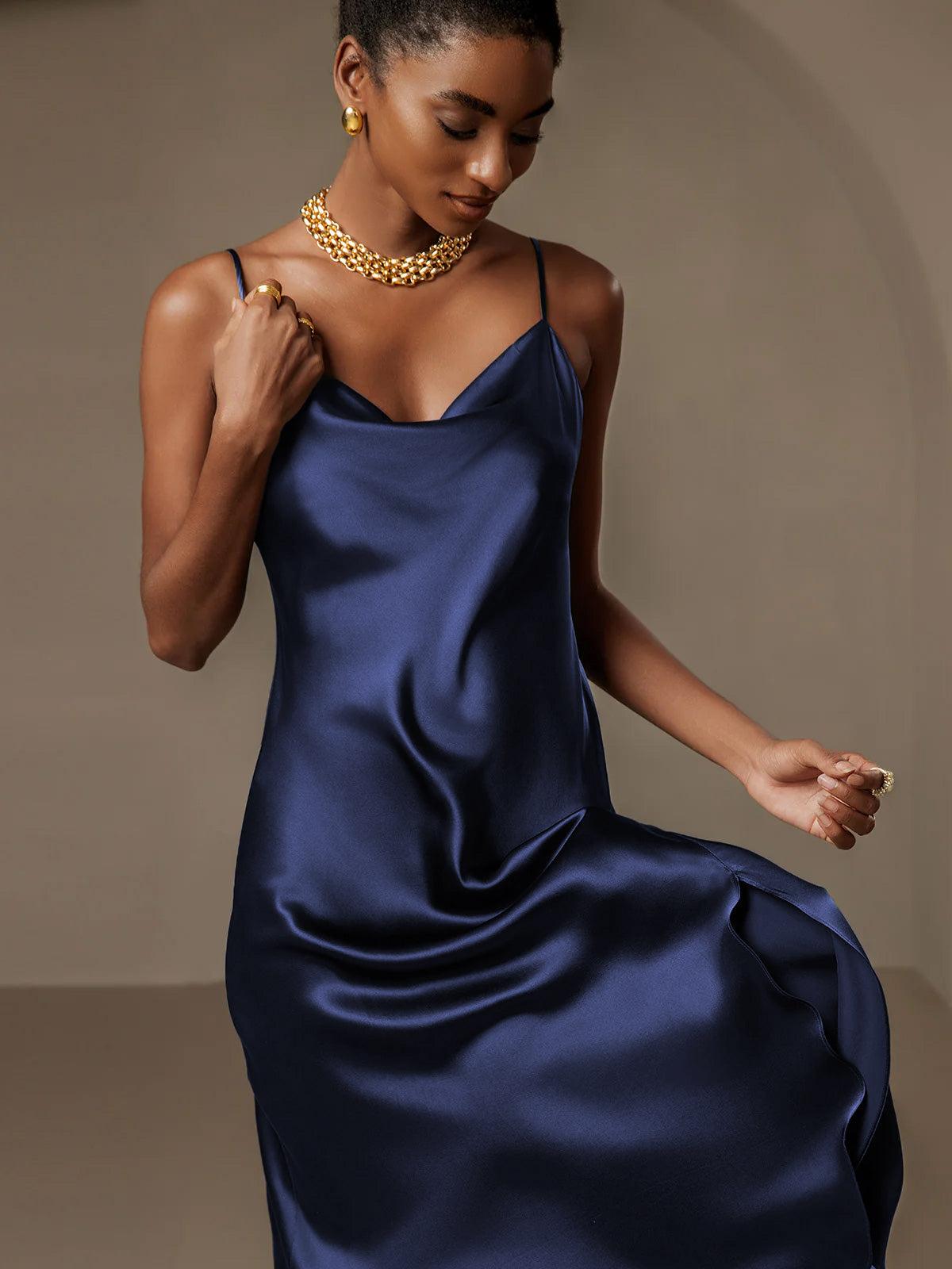 19Momme Robe Longue Chic en Biais de Soie à Col Bénitier 19Momme Robe Longue Chic en Biais de Soie à Col Bénitier