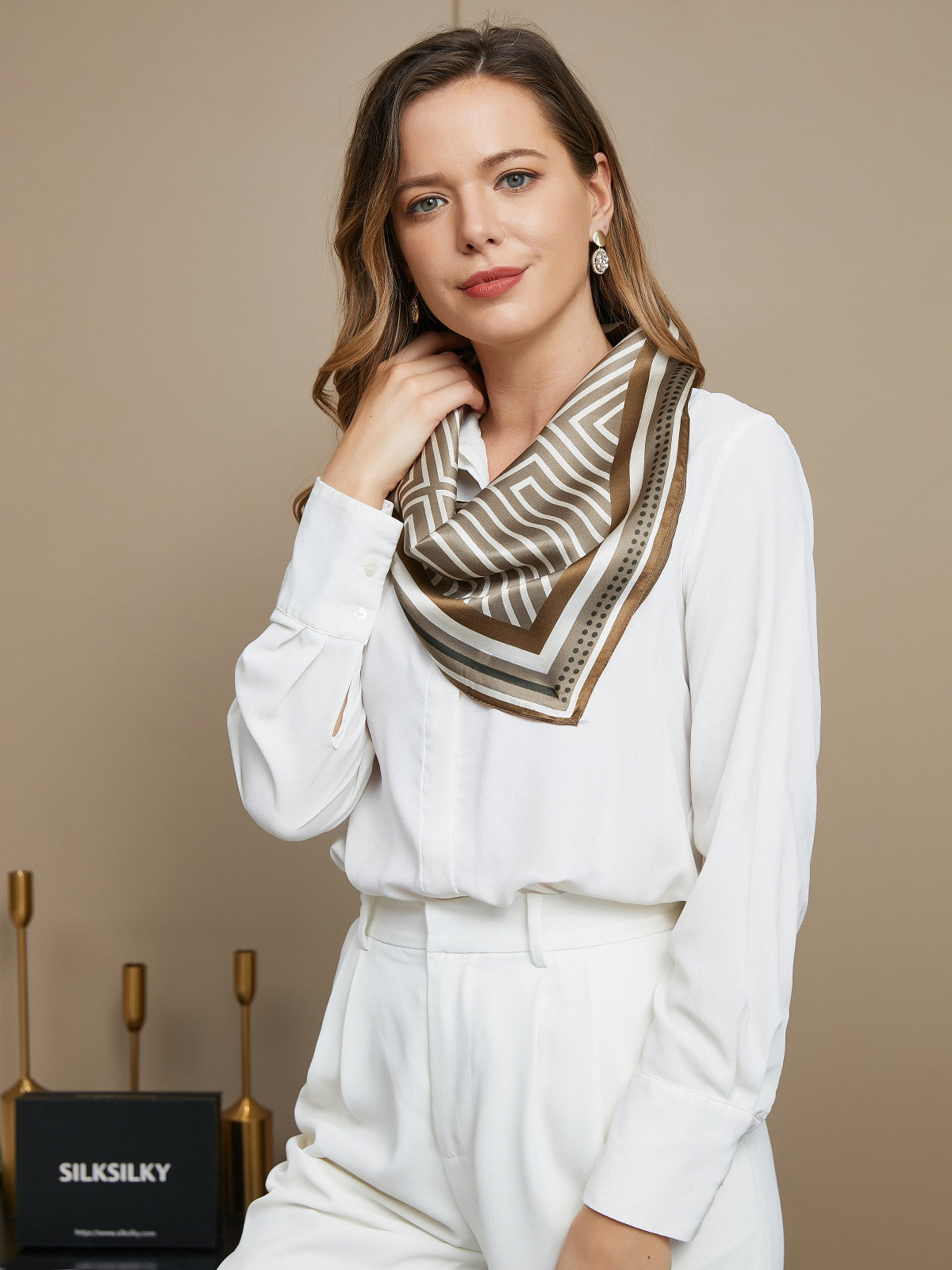 Foulard Carré Motif Géométrique en Pure Soie 53x53cm