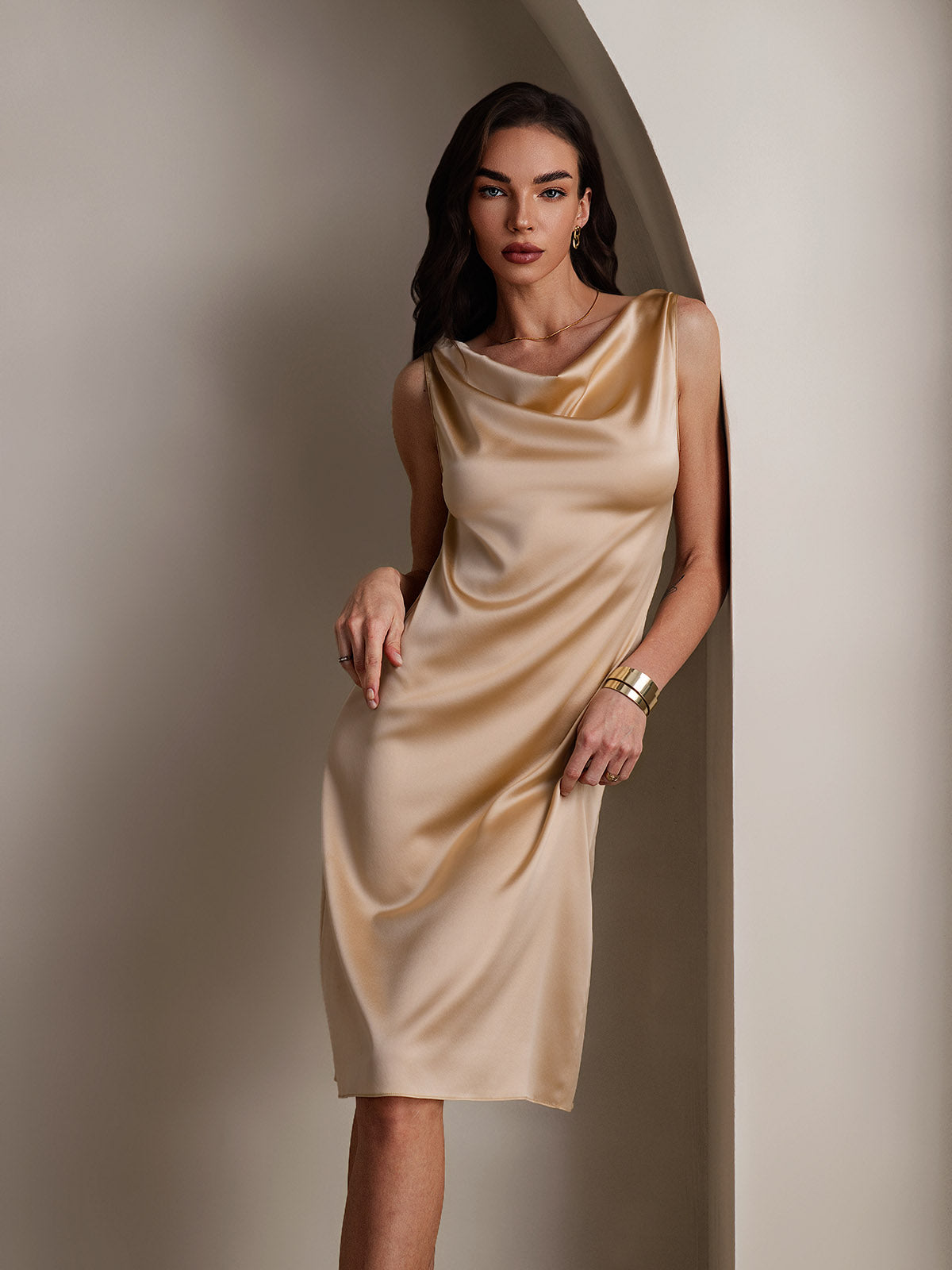 19Momme Robe sans manches en soie élégante à col bénitier 19Momme Robe sans manches en soie élégante à col bénitier