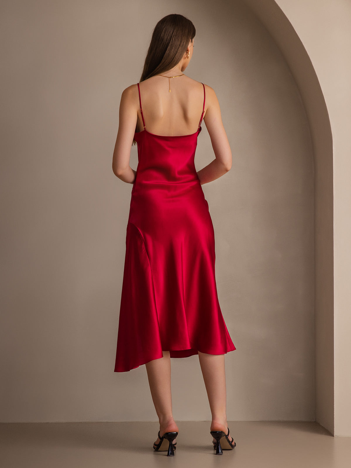 Robe longue en soie pure avec bretelles spaghetti et fente Robe longue en soie pure avec bretelles spaghetti et fente