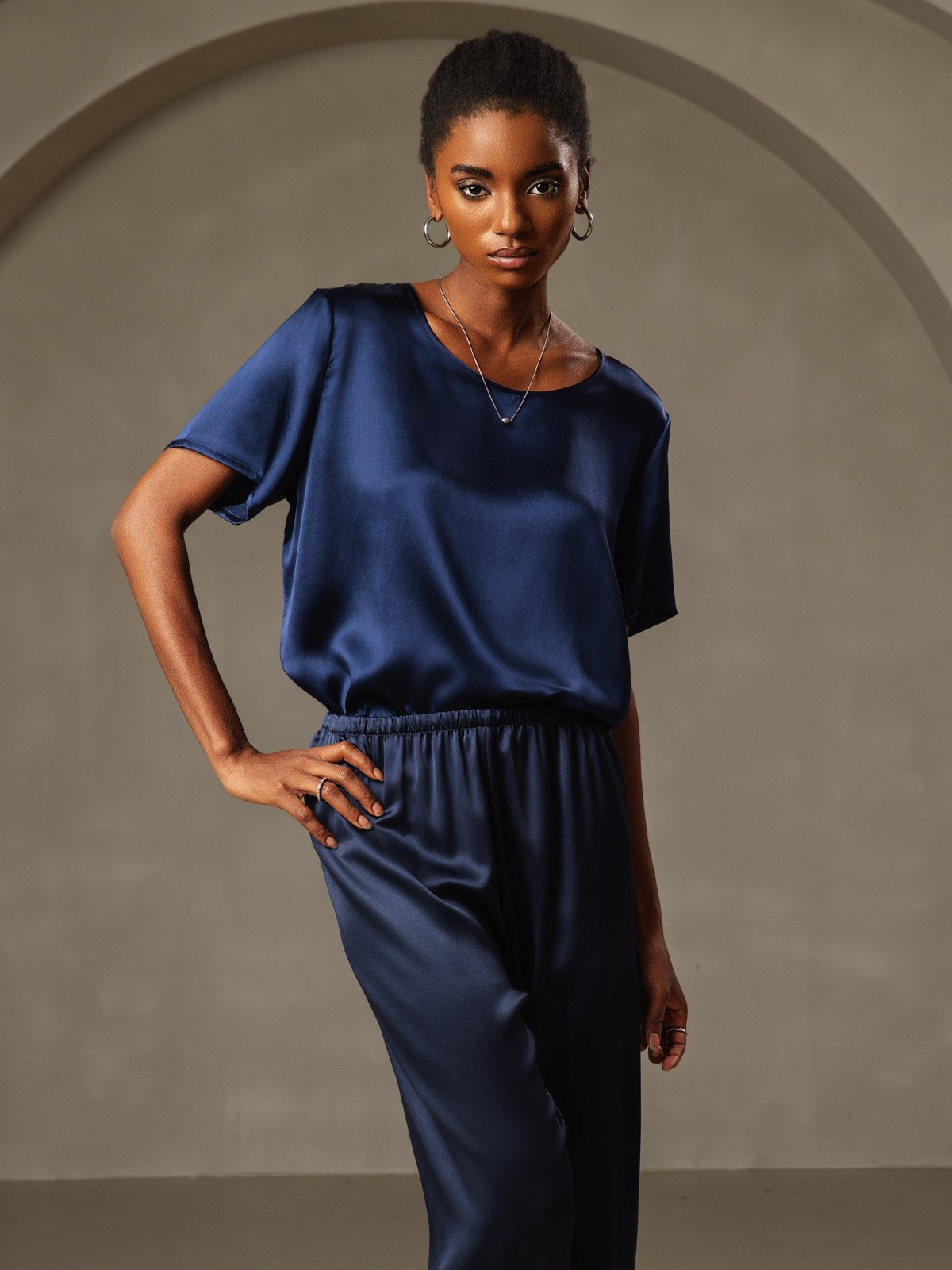 Pure Soie Manches Courtes T-shirt (pantalon non inclus) Pure Soie Manches Courtes T-shirt (pantalon non inclus)