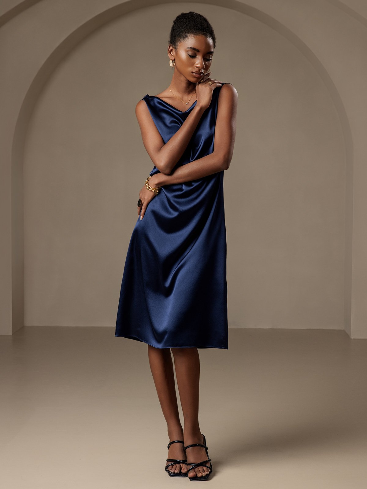 19Momme Robe sans manches en soie élégante à col bénitier 19Momme Robe sans manches en soie élégante à col bénitier