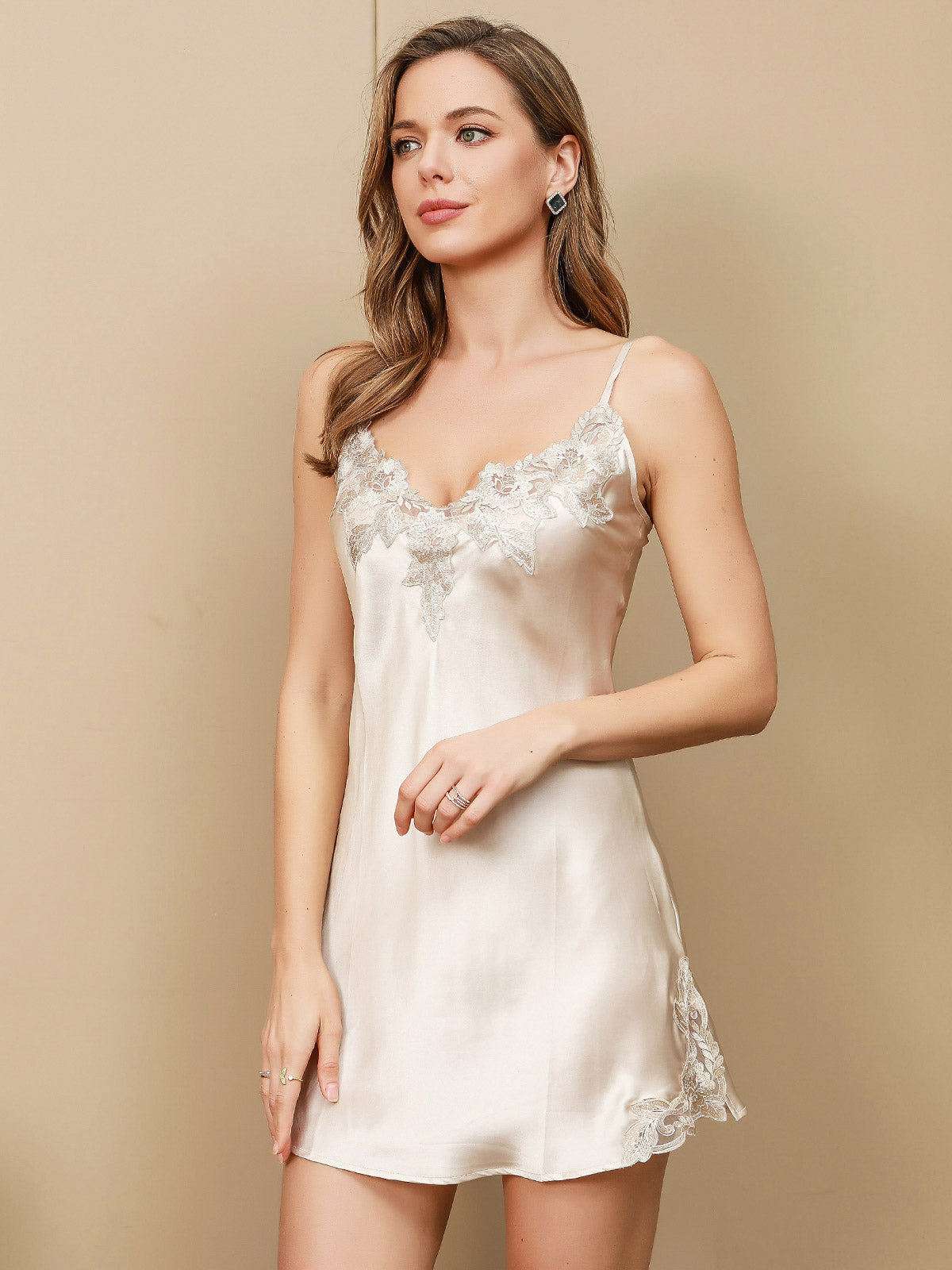 Robe Nuisette en Dentelle de Soie Pure à Ourlet Fendu Robe Nuisette en Dentelle de Soie Pure à Ourlet Fendu