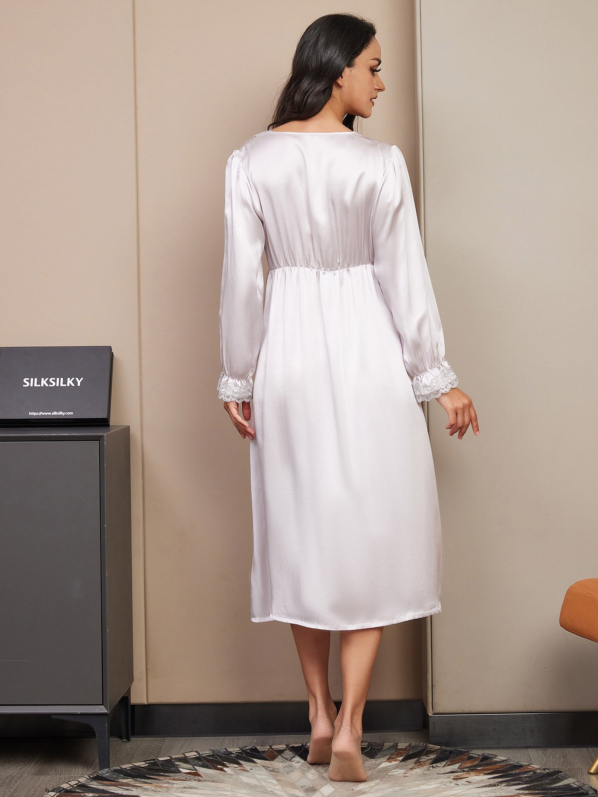 Chemise de nuit en pure soie à manches longues et dentelle Chemise de nuit en pure soie à manches longues et dentelle