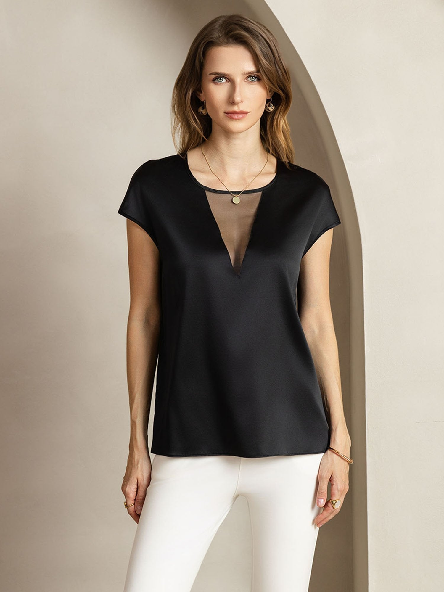Top En Soie 19 Momme À Col Rond Et Manches Courtes Avec Insert Transparent En V Top En Soie 19 Momme À Col Rond Et Manches Courtes Avec Insert Transparent En V