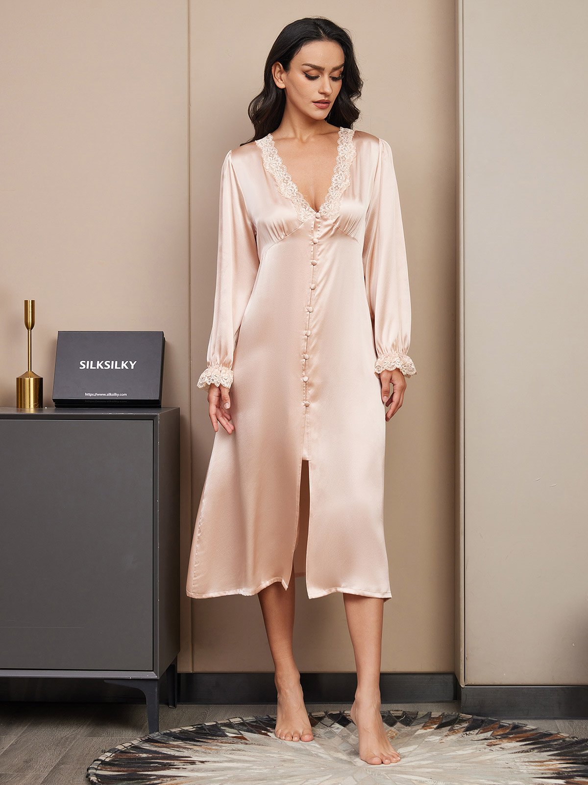 Chemise de nuit en pure soie à manches longues et dentelle Chemise de nuit en pure soie à manches longues et dentelle