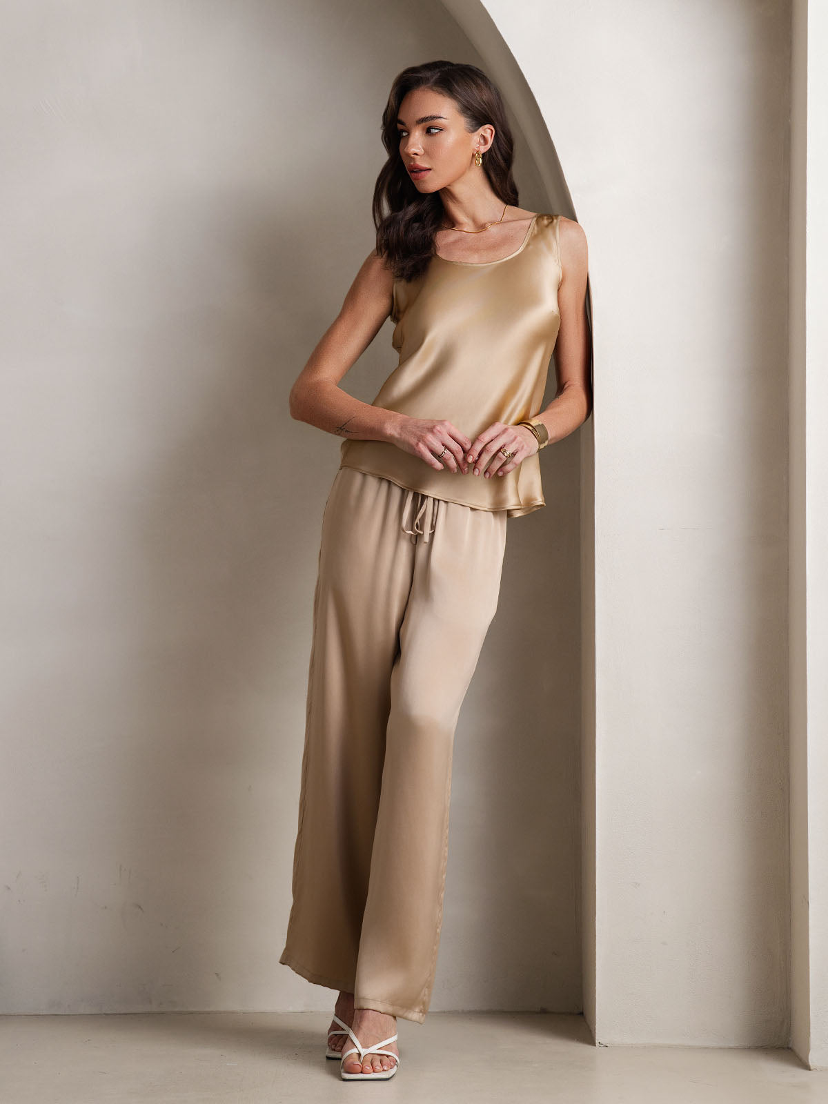 Ensemble pyjama en soie pure avec camisole et pantalon large Ensemble pyjama en soie pure avec camisole et pantalon large