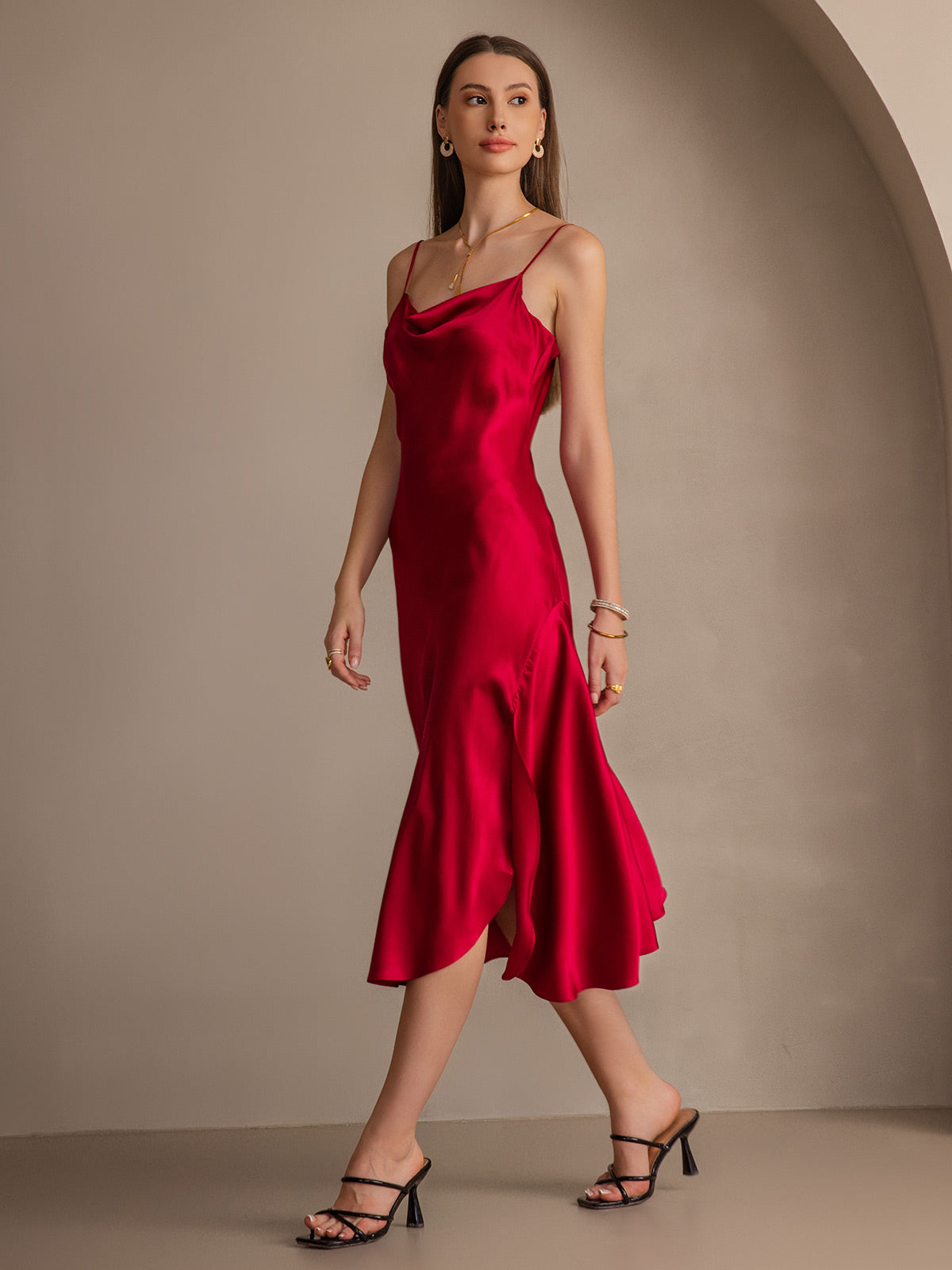 Robe longue en soie pure avec bretelles spaghetti et fente Robe longue en soie pure avec bretelles spaghetti et fente