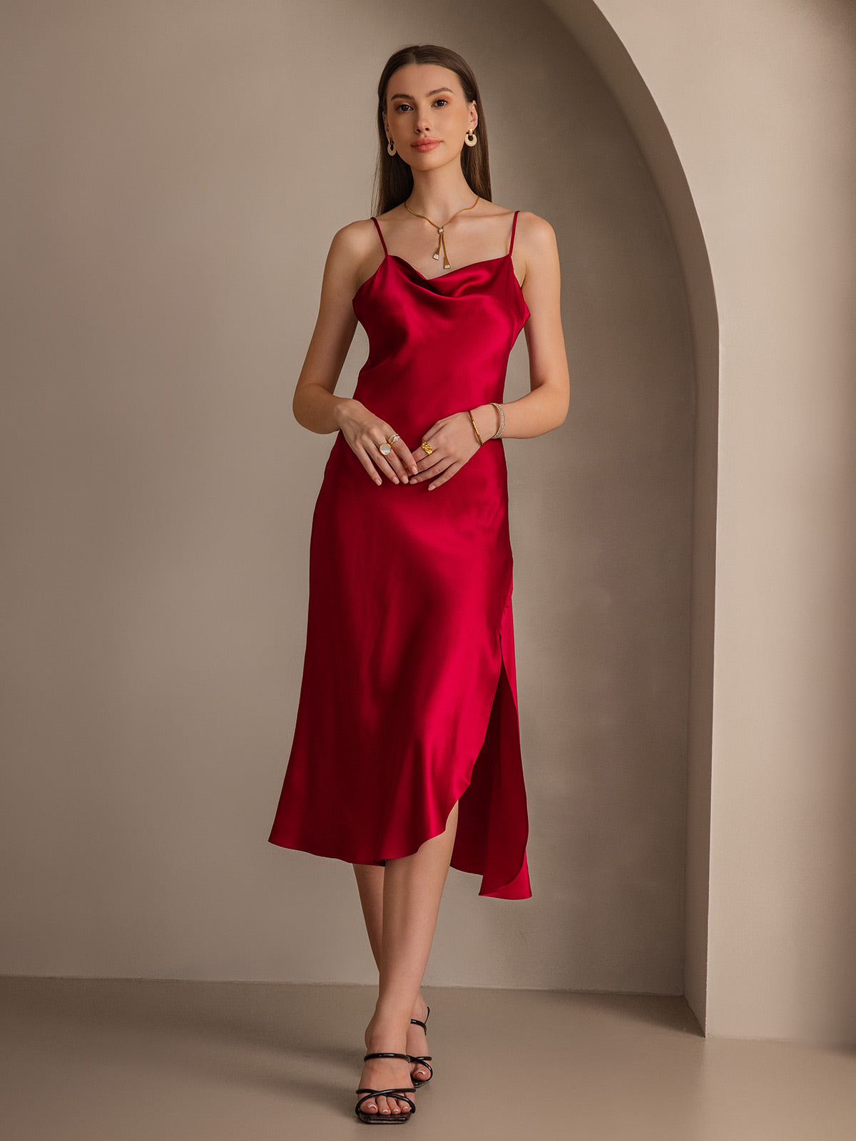 Robe longue en soie pure avec bretelles spaghetti et fente Robe longue en soie pure avec bretelles spaghetti et fente