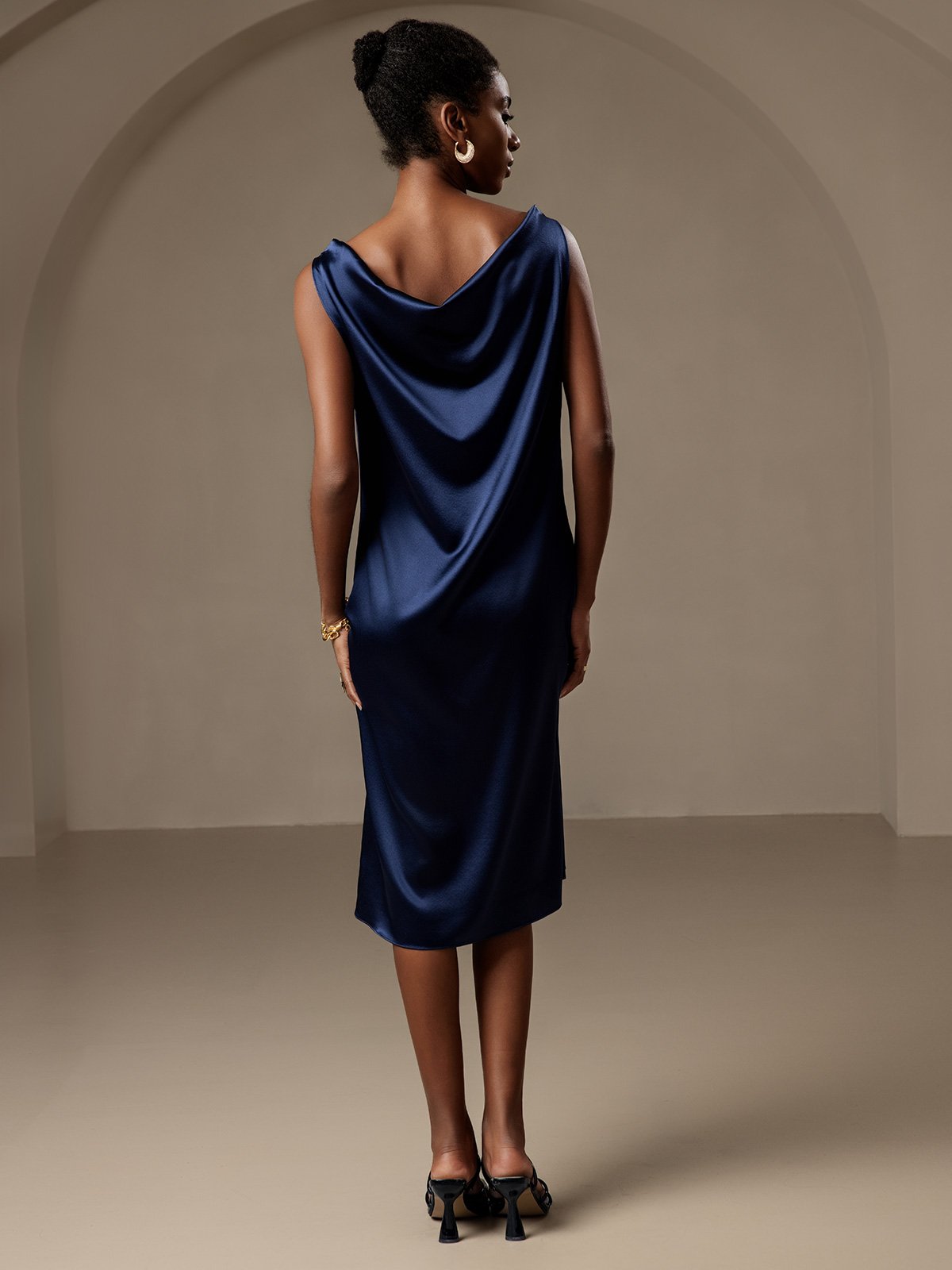 19Momme Robe sans manches en soie élégante à col bénitier 19Momme Robe sans manches en soie élégante à col bénitier