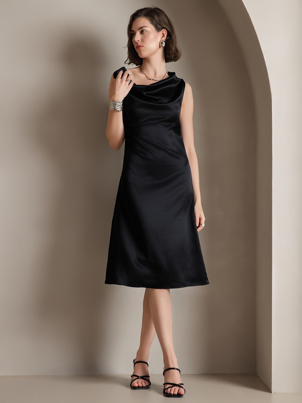 19Momme Robe sans manches en soie élégante à col bénitier 19Momme Robe sans manches en soie élégante à col bénitier