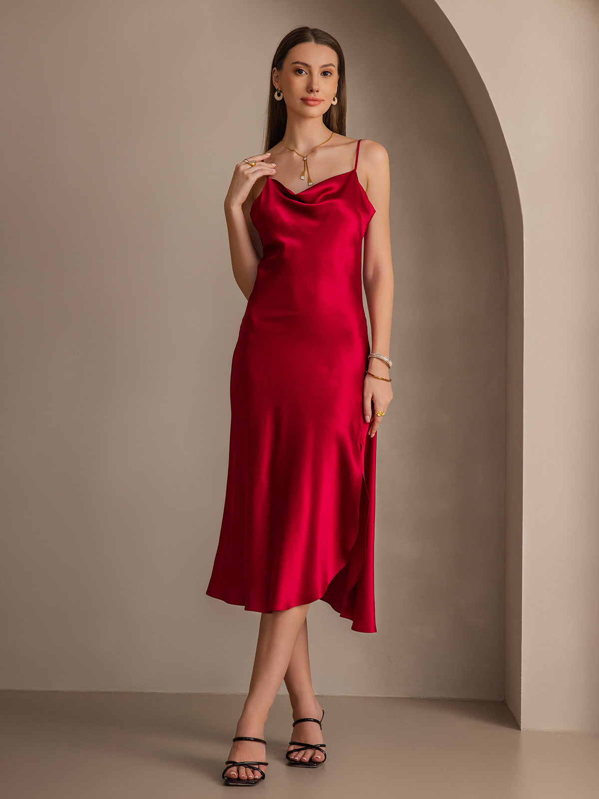 Robe longue en soie pure avec bretelles spaghetti et fente Robe longue en soie pure avec bretelles spaghetti et fente