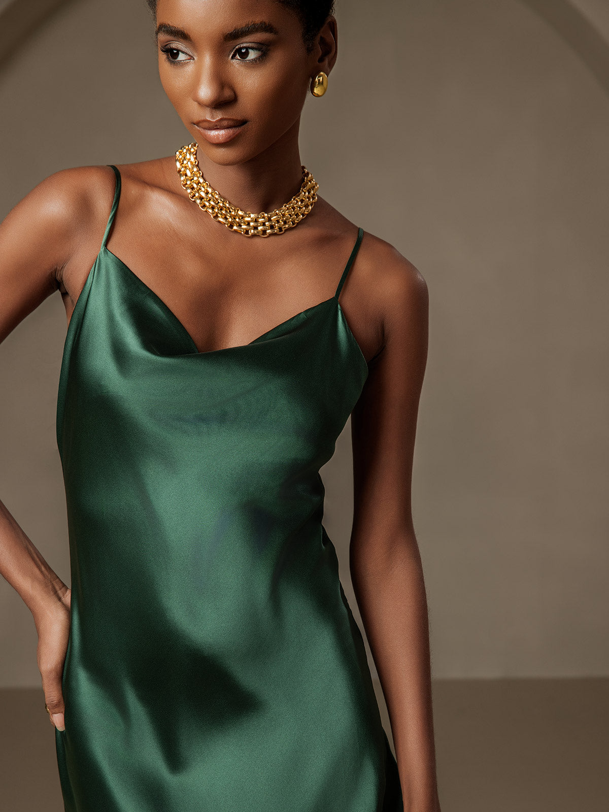 Robe longue en soie pure avec bretelles spaghetti et fente Robe longue en soie pure avec bretelles spaghetti et fente