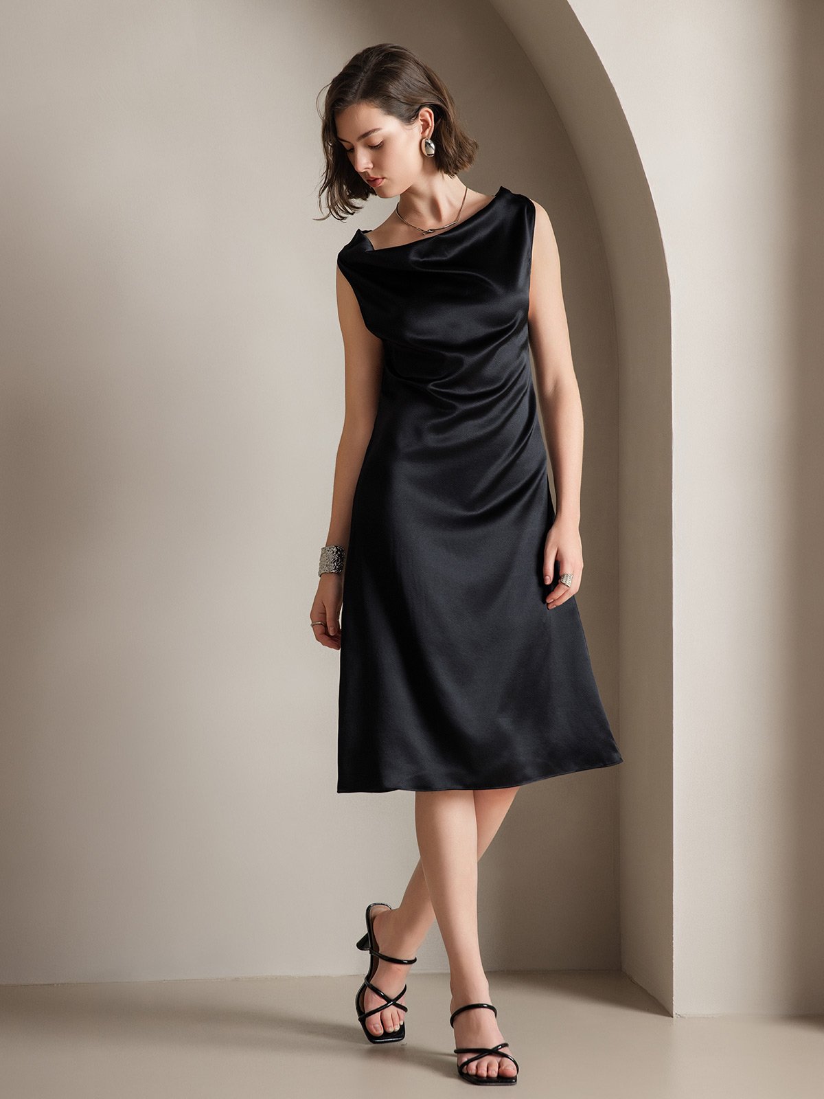 19Momme Robe sans manches en soie élégante à col bénitier 19Momme Robe sans manches en soie élégante à col bénitier
