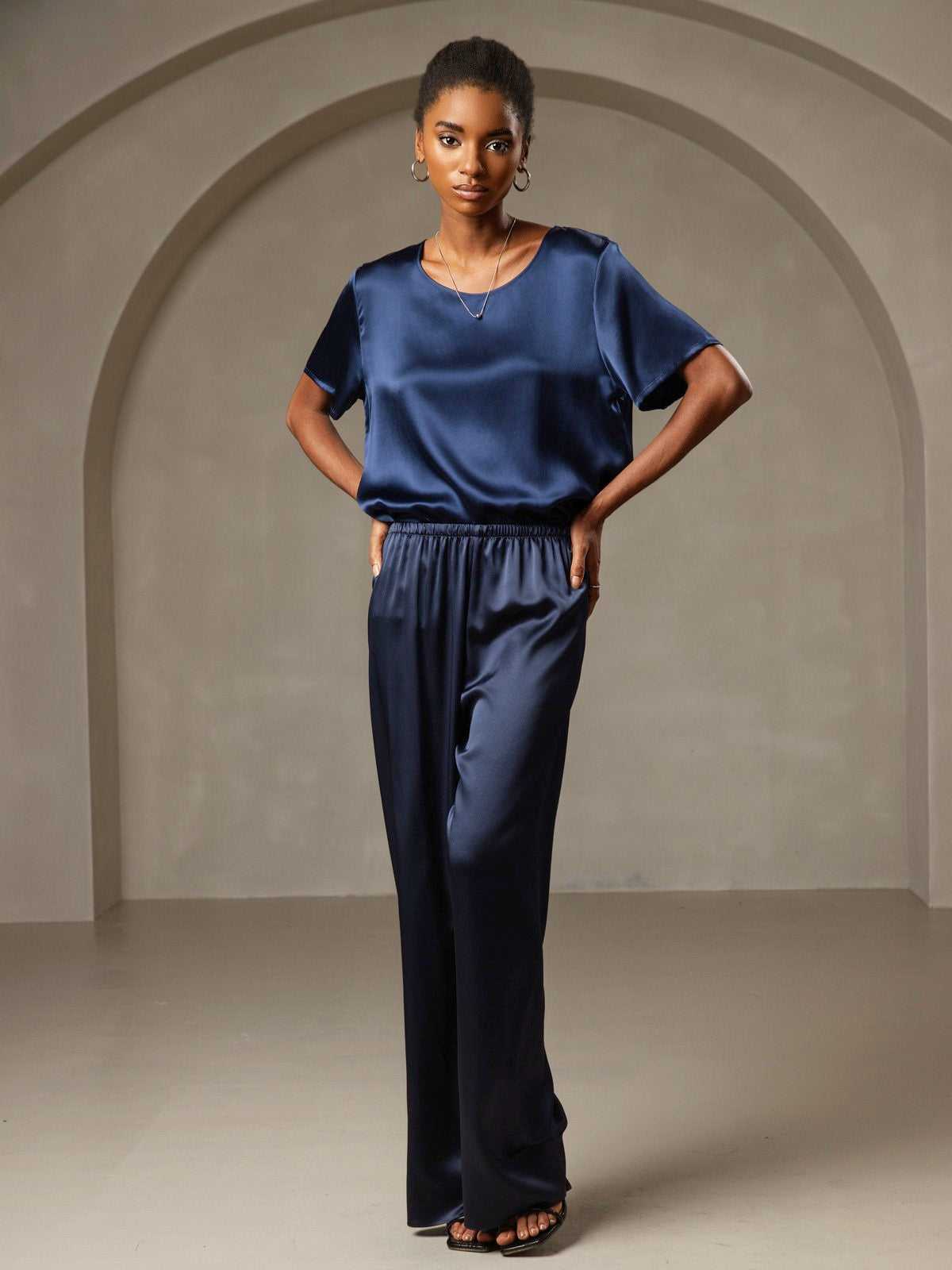 Pure Soie Manches Courtes T-shirt (pantalon non inclus) Pure Soie Manches Courtes T-shirt (pantalon non inclus)