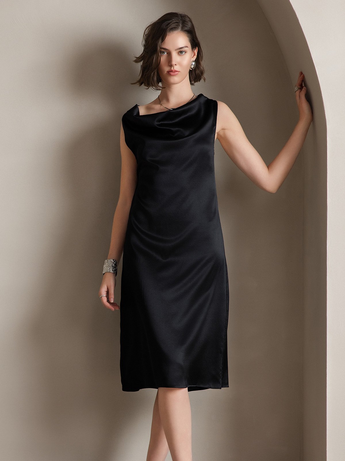 19Momme Robe sans manches en soie élégante à col bénitier 19Momme Robe sans manches en soie élégante à col bénitier