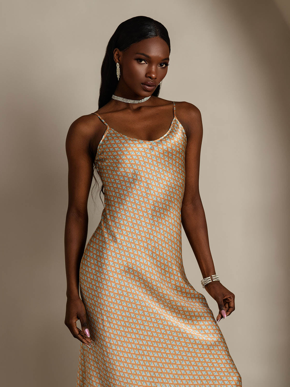 Chemise de Nuit Longue en Soie Classique à Bretelles Spaghetti Chemise de Nuit Longue en Soie Classique à Bretelles Spaghetti