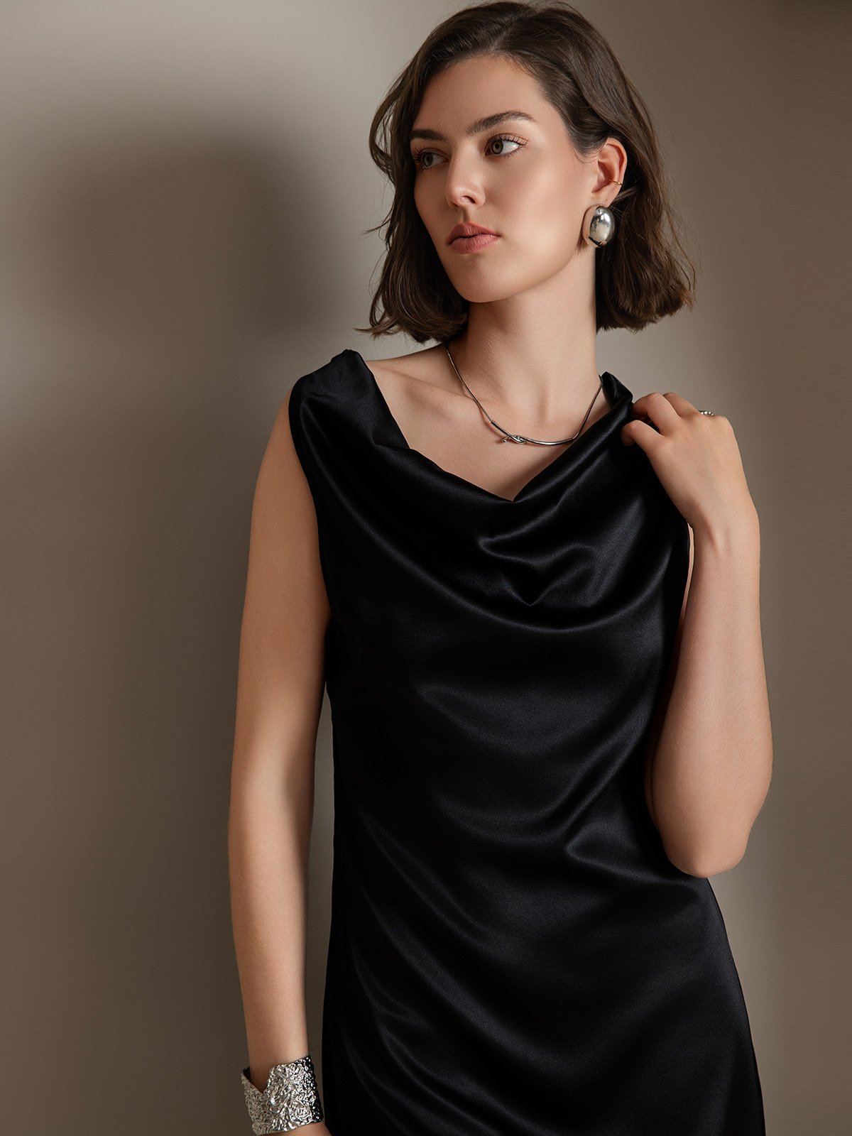 19Momme Robe sans manches en soie élégante à col bénitier 19Momme Robe sans manches en soie élégante à col bénitier