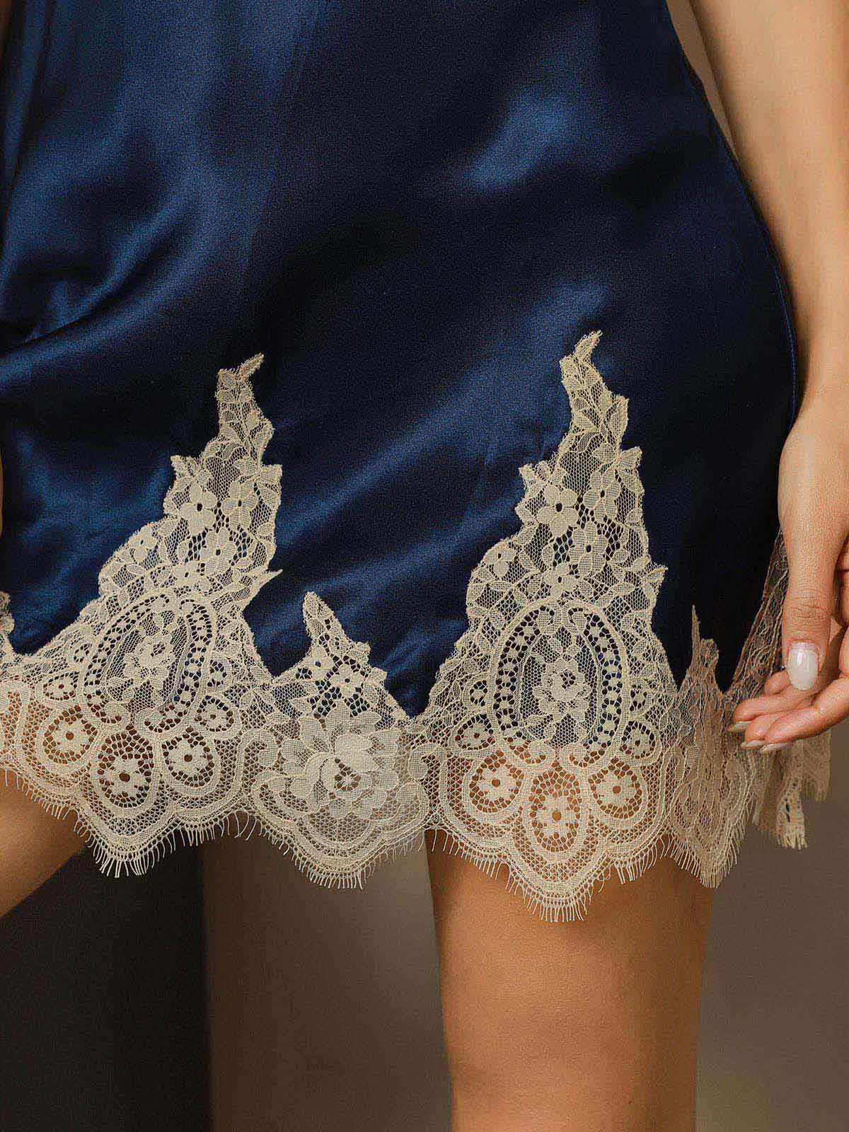 Robe de Nuit en Dentelle de Soie Pure Robe de Nuit en Dentelle de Soie Pure