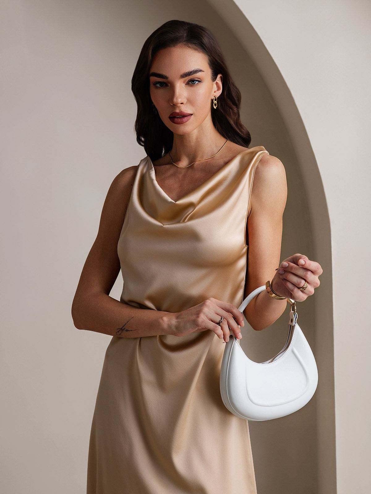 19Momme Robe sans manches en soie élégante à col bénitier 19Momme Robe sans manches en soie élégante à col bénitier