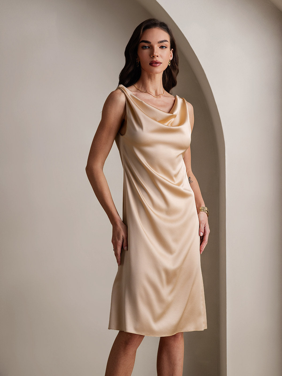 19Momme Robe sans manches en soie élégante à col bénitier 19Momme Robe sans manches en soie élégante à col bénitier