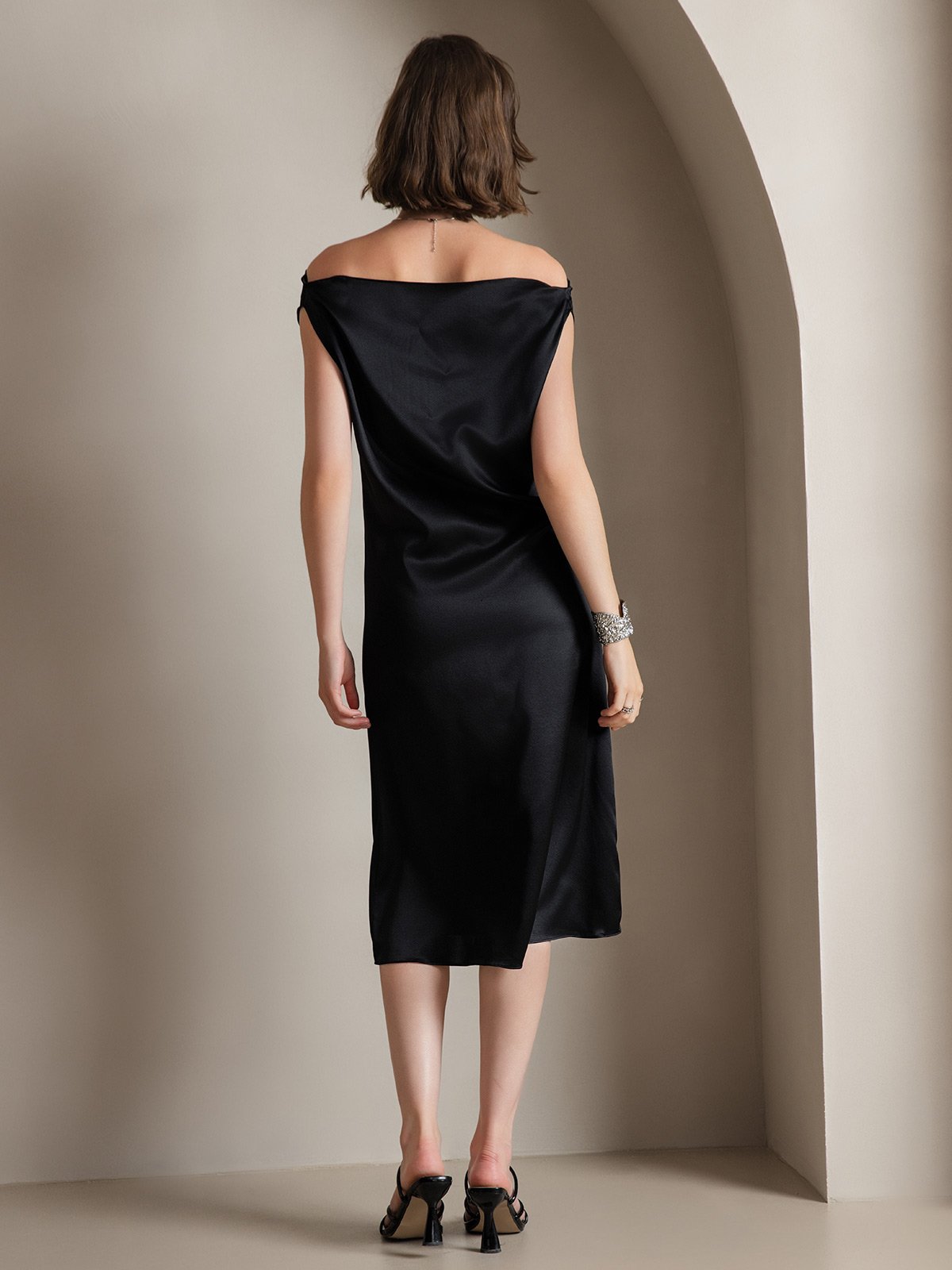 19Momme Robe sans manches en soie élégante à col bénitier 19Momme Robe sans manches en soie élégante à col bénitier