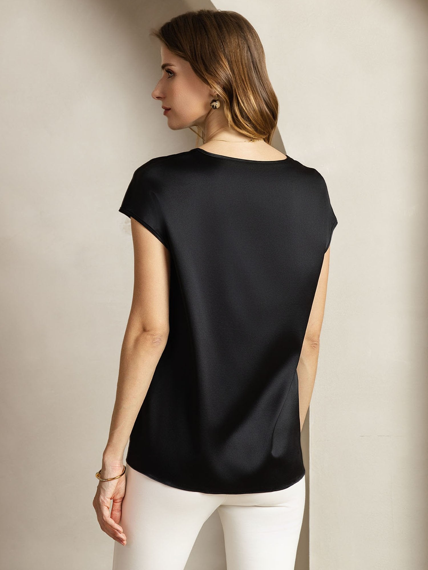 Top En Soie 19 Momme À Col Rond Et Manches Courtes Avec Insert Transparent En V Top En Soie 19 Momme À Col Rond Et Manches Courtes Avec Insert Transparent En V
