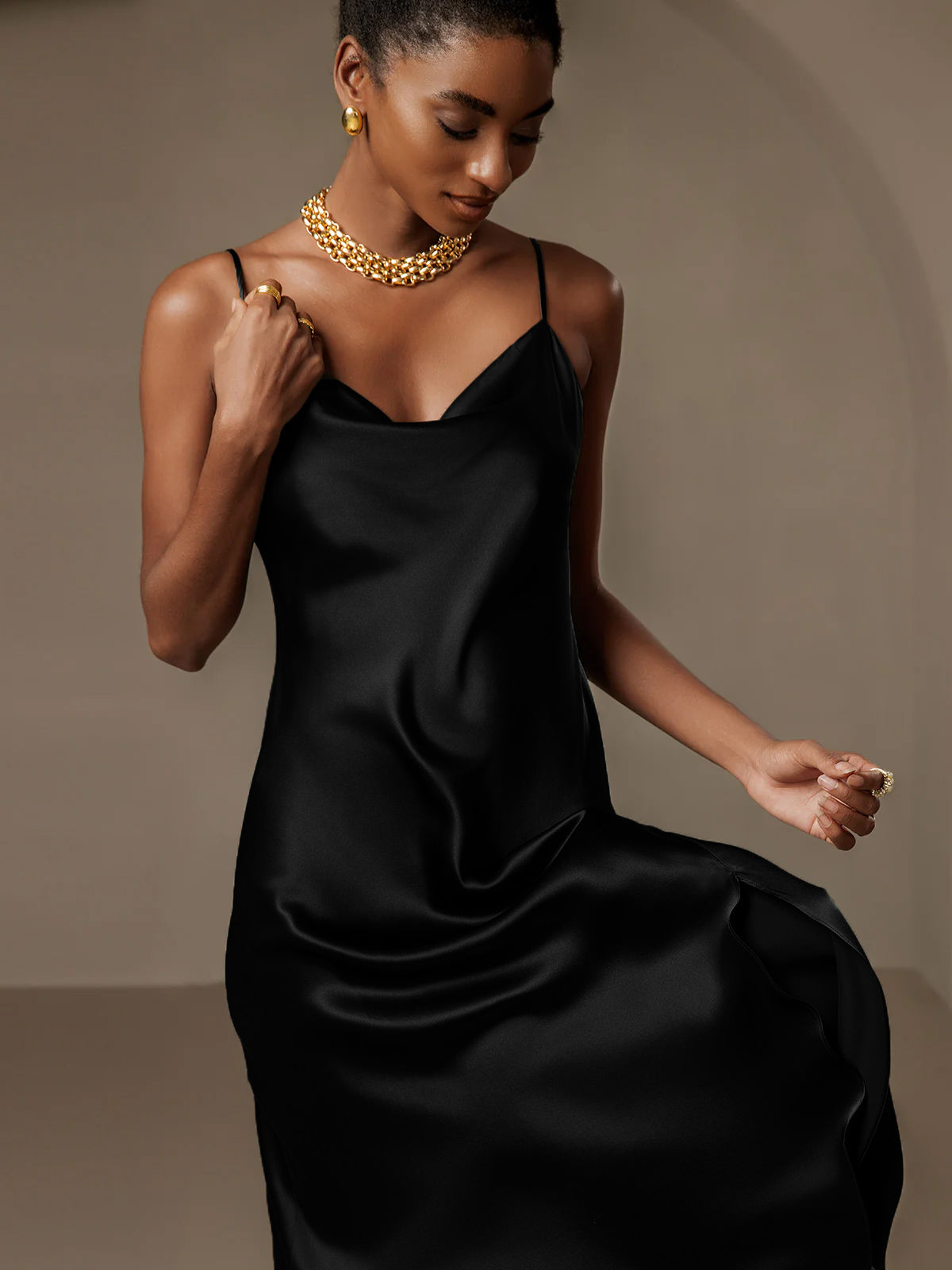 19Momme Robe Longue Chic en Biais de Soie à Col Bénitier 19Momme Robe Longue Chic en Biais de Soie à Col Bénitier