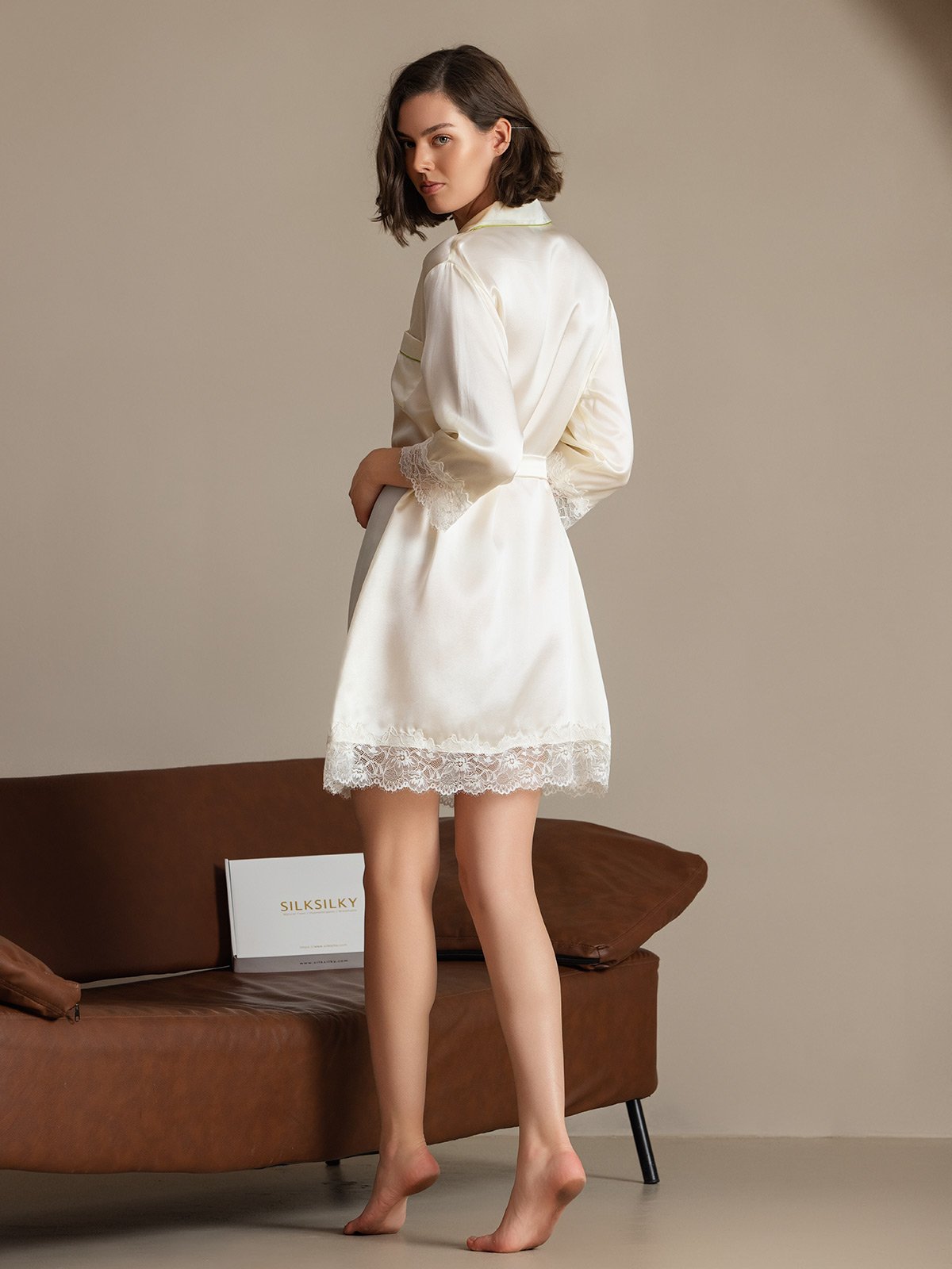 Robe chemise élégante en soie pure avec col à revers Robe chemise élégante en soie pure avec col à revers