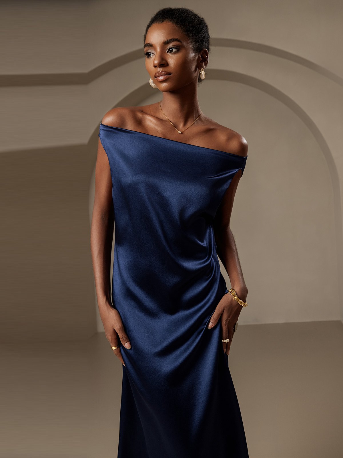 19Momme Robe sans manches en soie élégante à col bénitier 19Momme Robe sans manches en soie élégante à col bénitier