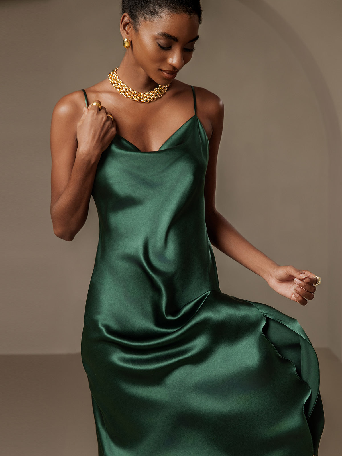 Robe longue en soie pure avec bretelles spaghetti et fente Robe longue en soie pure avec bretelles spaghetti et fente