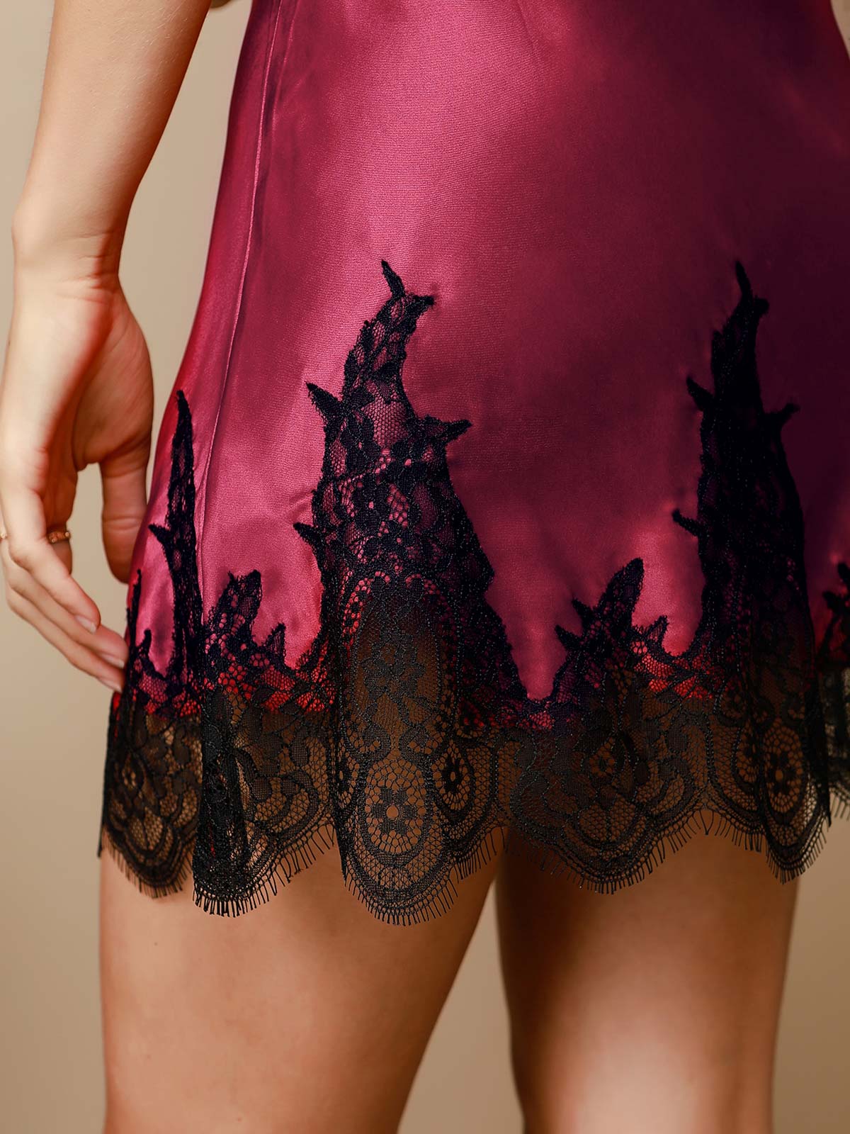 Robe de Nuit à Encolure et Ourlet en Dentelle de Soie Pure Robe de Nuit à Encolure et Ourlet en Dentelle de Soie Pure