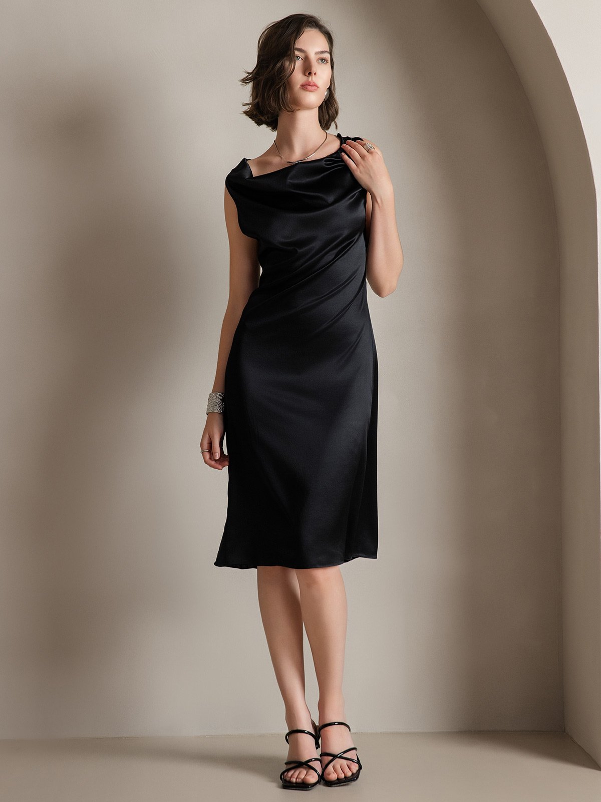 19Momme Robe sans manches en soie élégante à col bénitier 19Momme Robe sans manches en soie élégante à col bénitier