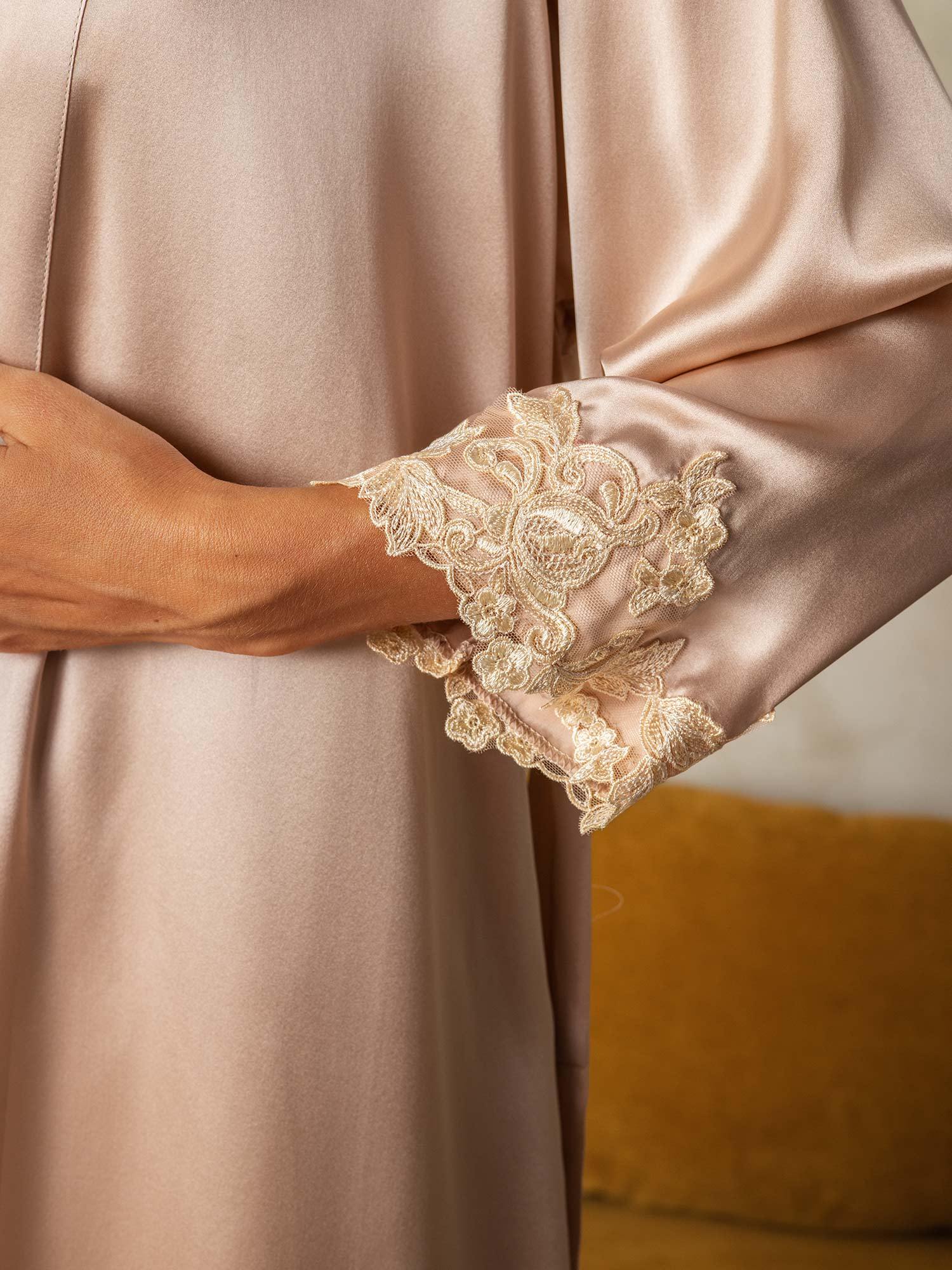 Ensemble Élégant Nuisette Et Peignoir En Pure Soie 2 Pièces Ensemble Élégant Nuisette Et Peignoir En Pure Soie 2 Pièces