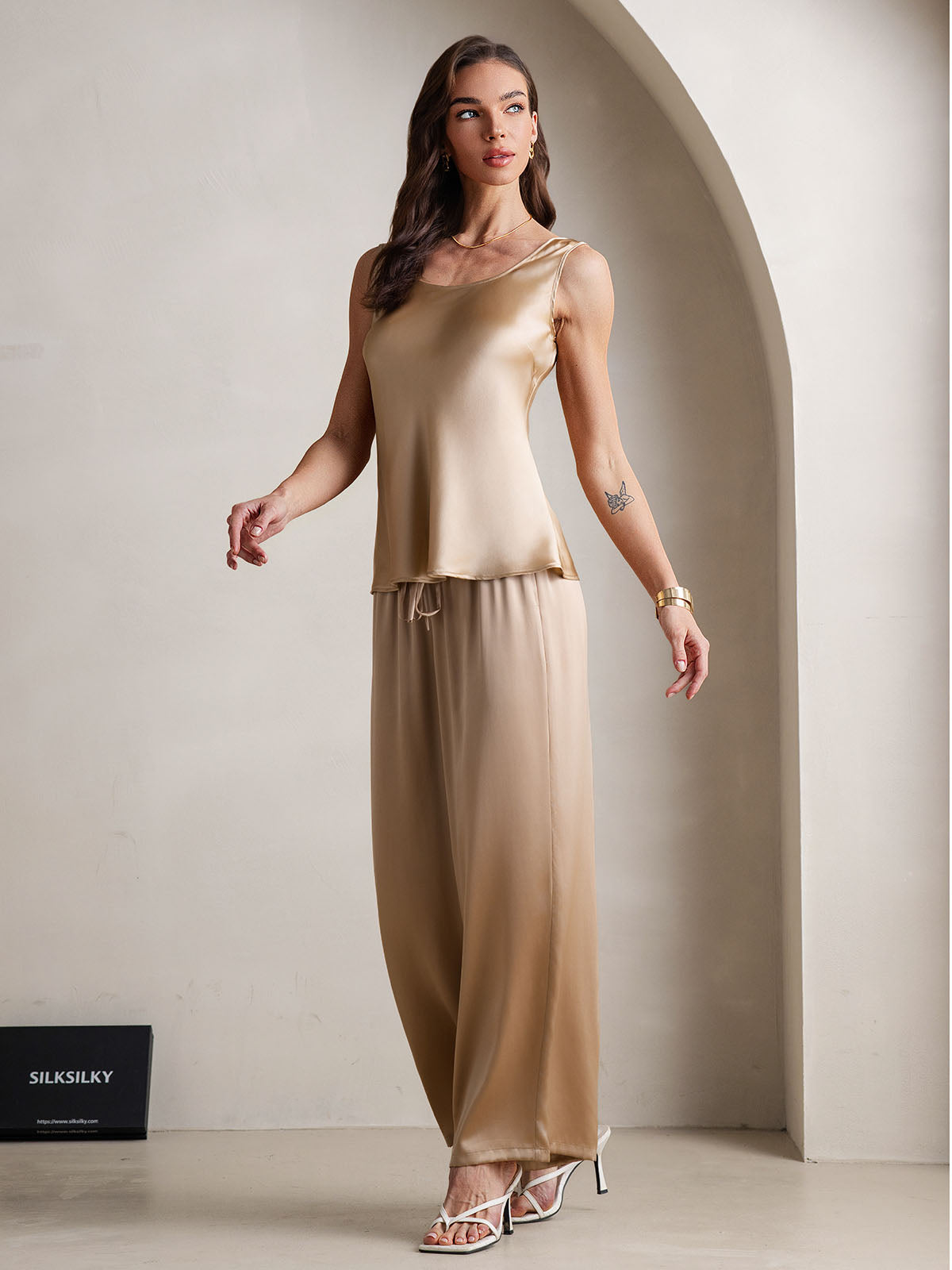 Ensemble pyjama en soie pure avec camisole et pantalon large Ensemble pyjama en soie pure avec camisole et pantalon large
