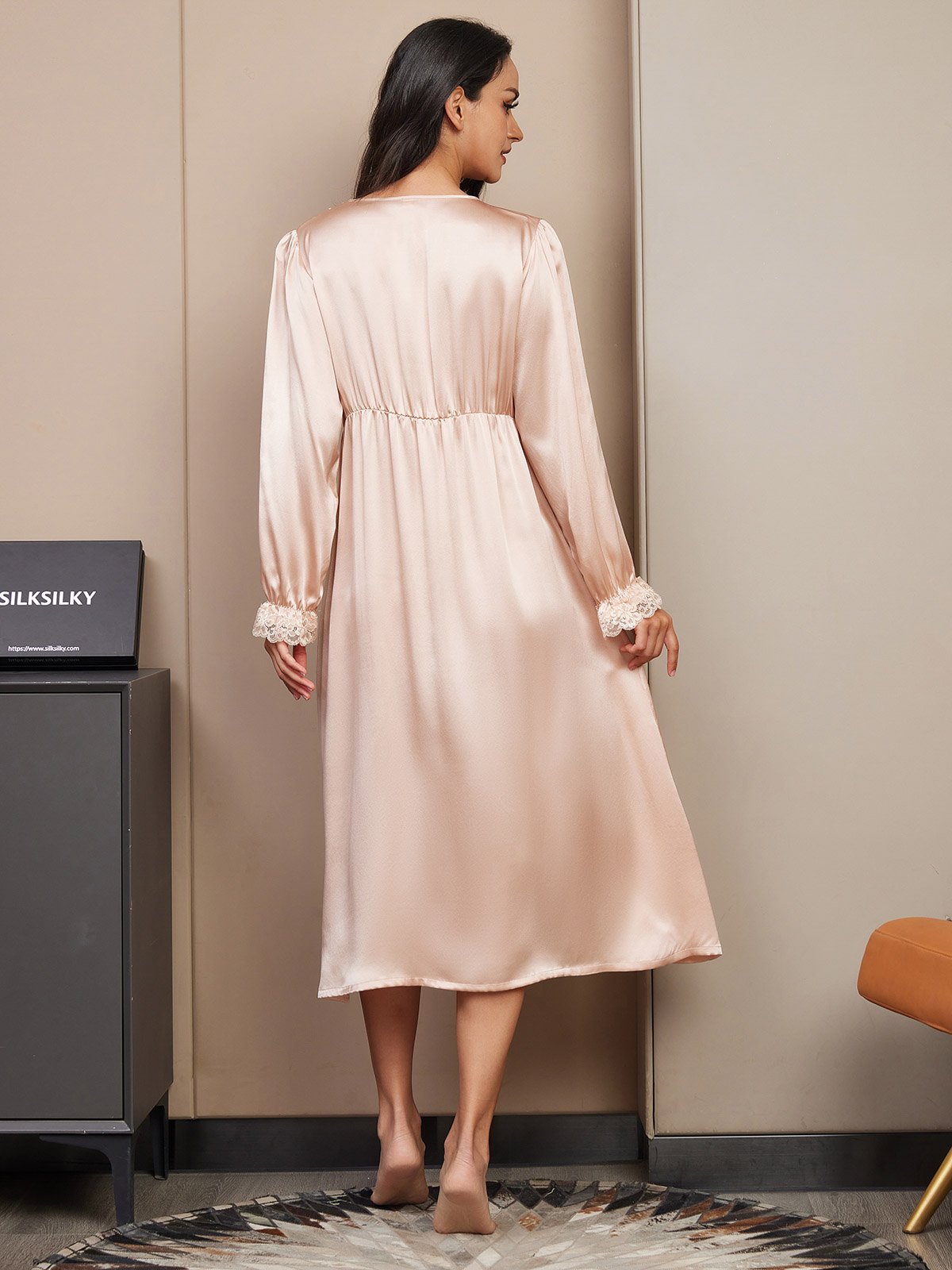 Chemise de nuit en pure soie à manches longues et dentelle Chemise de nuit en pure soie à manches longues et dentelle